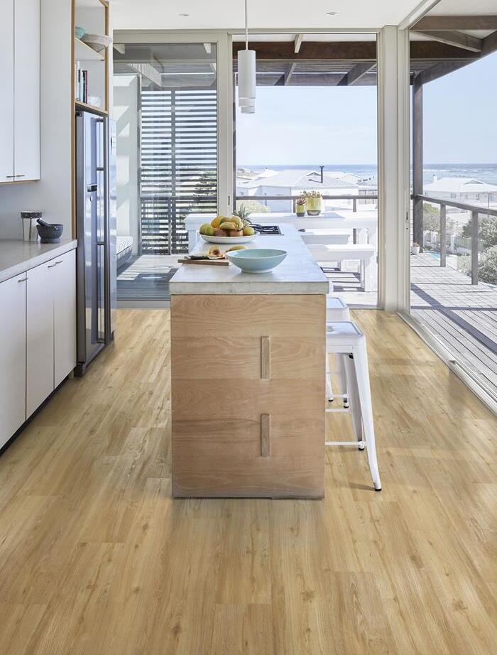 Hombre colocando suelo vinílico