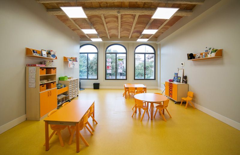 Hombre colocando suelo vinílico